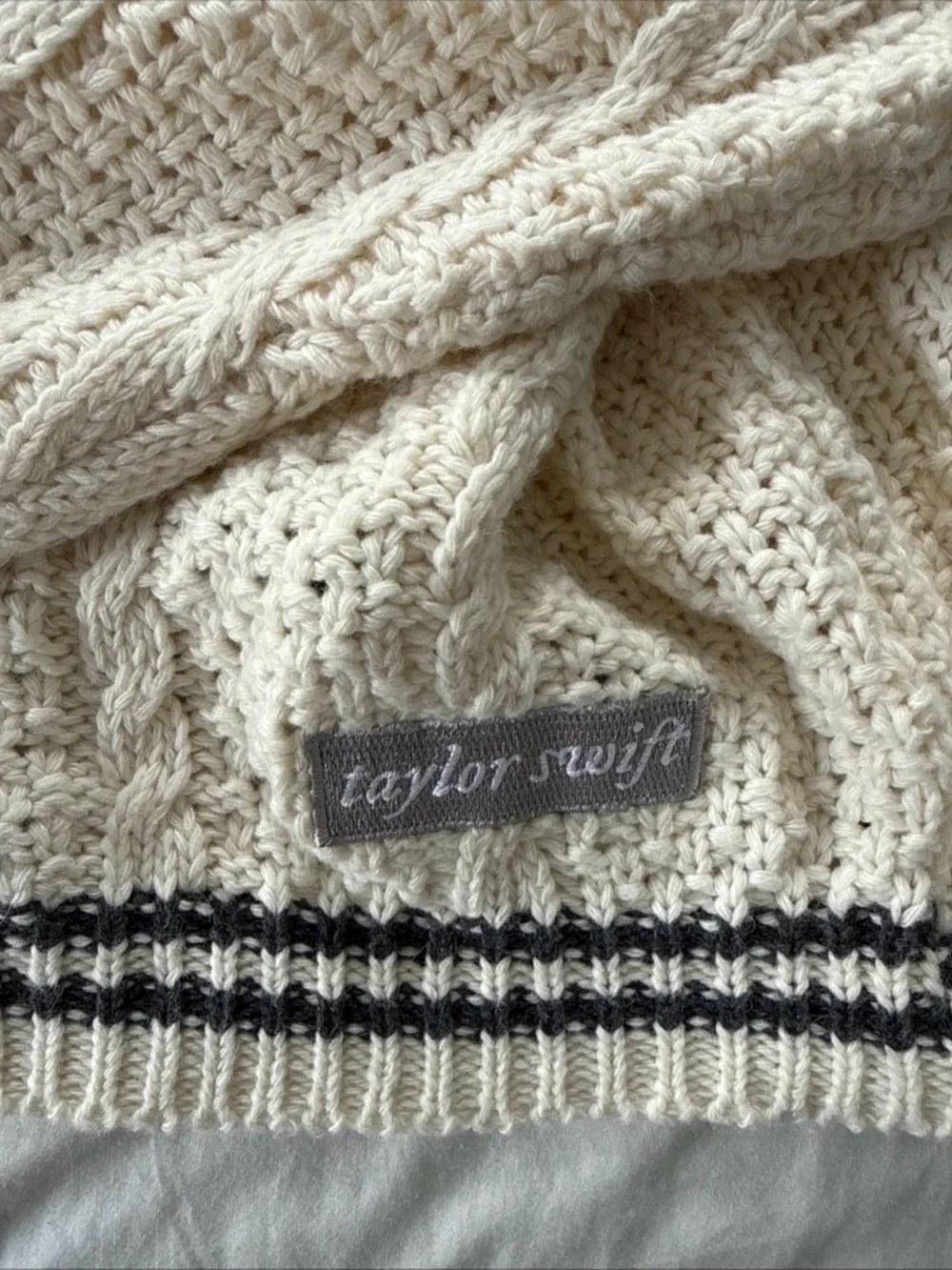Taylor Swift Folklore Cardigan Size M/L - Picture 2 of 4